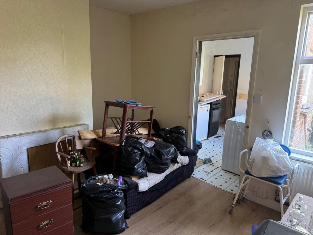 Lot: 141 - SEMI-DETACHED HOUSE FOR IMPROVEMENT - Dining room